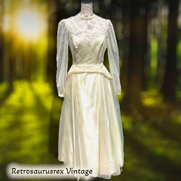 VINTAGE 1950’s Pinup Peplum Pearl Satin & Lace Wedding Gown, Medium - Picture 3 of 12